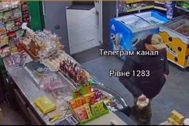 У Рівному чоловік вкрав у магазині десяток яєць: момент потрапив на відео