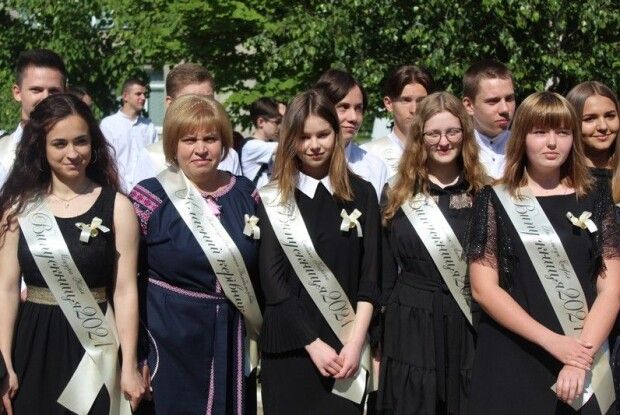 У місті на Волині пролунав останній дзвоник: нагородили кращих учнів  