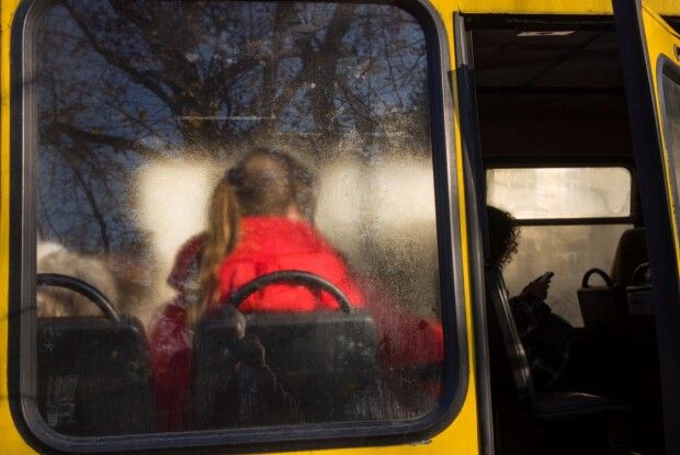 Водій маршрутки викинув пенсійне пасажирки у вікно: момент потрапив на камеру (Відео)