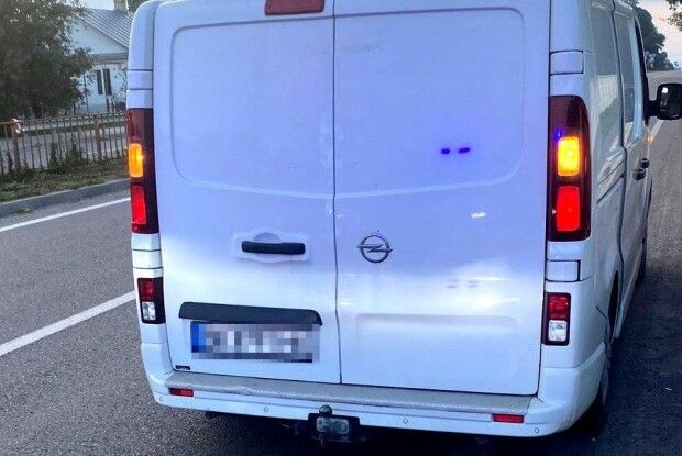 На Поліссі у водія мікроавтобуса вилучено чималу партію контрафактних алкоголю та цигарок (Фото)