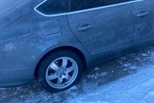 У місті на Волині вночі невідомі порізали шини на трьох автомобілях (Фото)