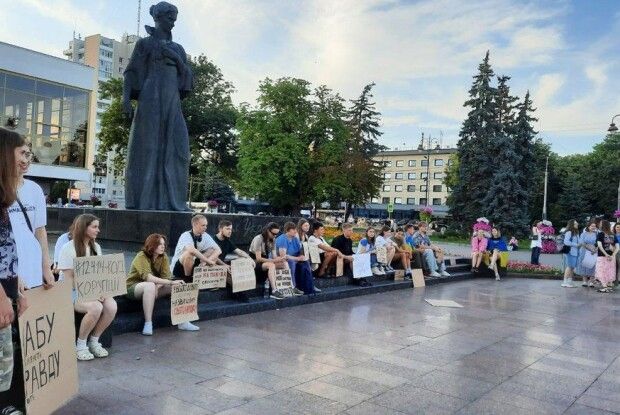 Молодь Волині протестує – і Зеленський дає задню