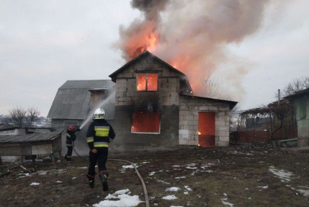 Рівненським рятувальникам вдалося вберегти від вогню частину будинку (Відео)