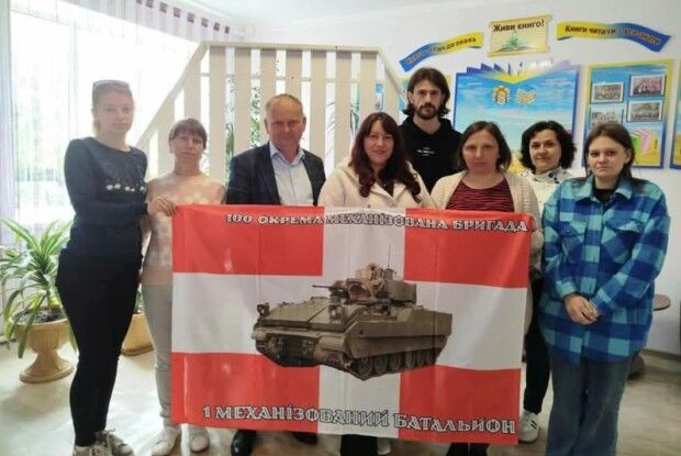 У селищі на Волині воїни віддячили бібліотекарям за добрі справи