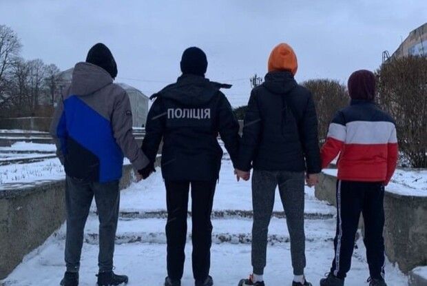 Малолітні розбишаки, які кидали петарди у смітник в Нововолинську задля «Тік-Току», дістали змогу записати ще один сюжет (Фото)