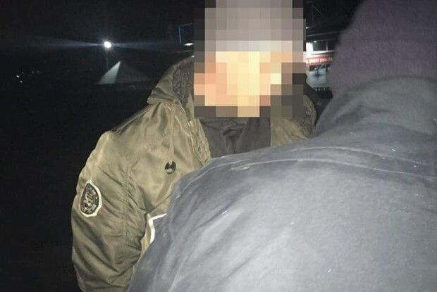 Зупинили за брудні номера, а знайшли в машині бурштин та наркотики