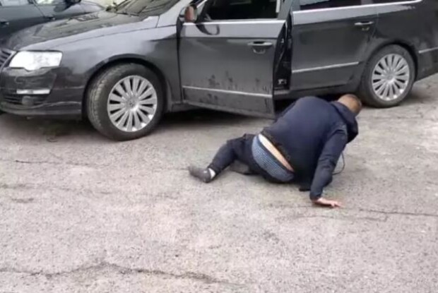 Водій повзав по асфальту і благав перехожих не здавати його копам (Відео)