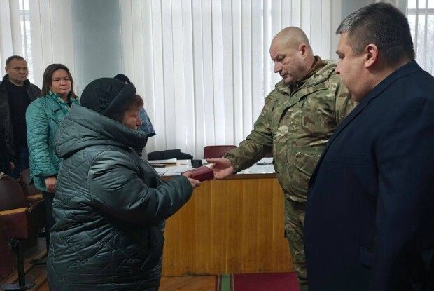 Мамі полеглого Воїна з Волині вручили посмертну нагороду сина