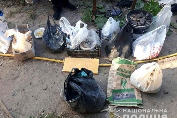 У гаражі жителя Рафалівки знайшли 37 кг бурштину (фото)