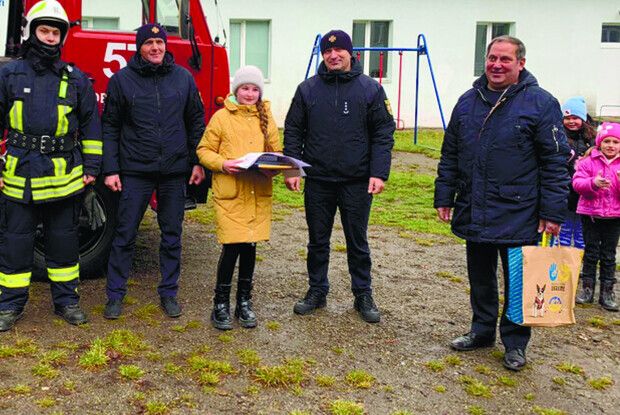 Запалив свічку та заснув:  на Львівщині дівчинка врятувала однокласника