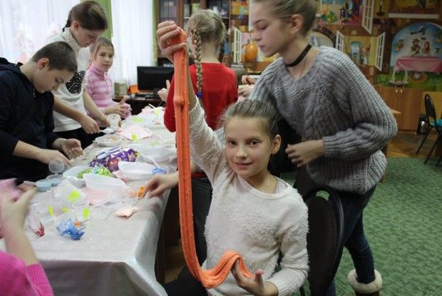 У Луцьку дорослі та малеча створювали тягучі та липучі забавки (фото)