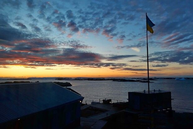 З Днем Гідності та Свободи: антарктичне небо замайоріло кольорами українського стягу 