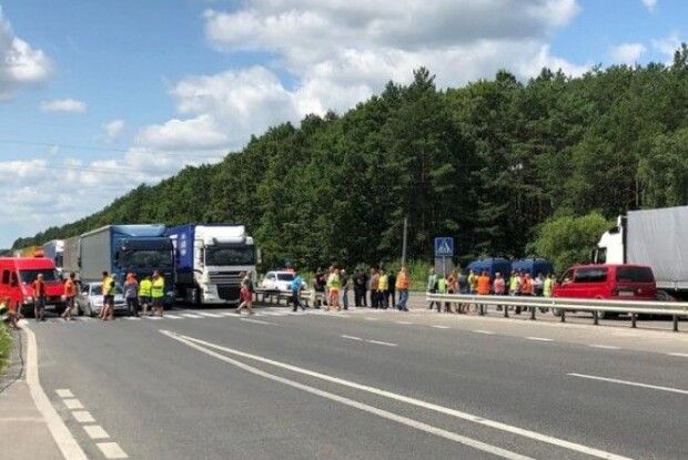 Волинь: заблокували  дорогу – і достукались до міністра