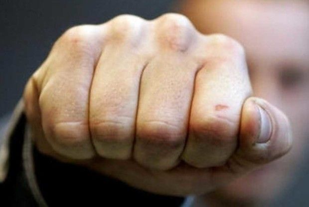 Директор школи й учитель фізкультури побили поліцейського