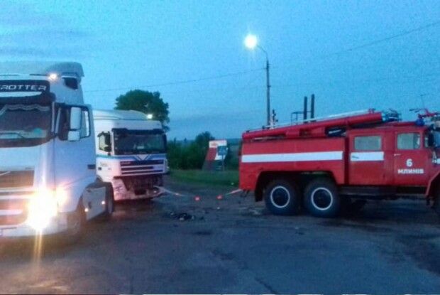 Пасажир і водій легковика потрапили в лікарню після зіткнення з вантажівкою