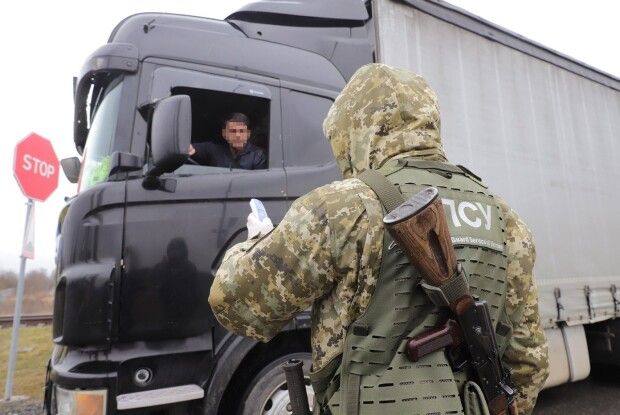 Повертаючись з Польщі українець приховав товару на 700 тисяч гривень (Фото)