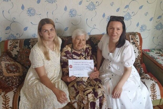 Довгожительці з Волині на честь особистого свята вручили подяку та подарунки