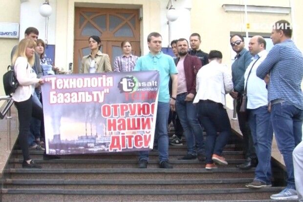 У Луцьку вміст фенолу і формальдегіду в повітрі  перевищує допустимі норми у 2-3 рази