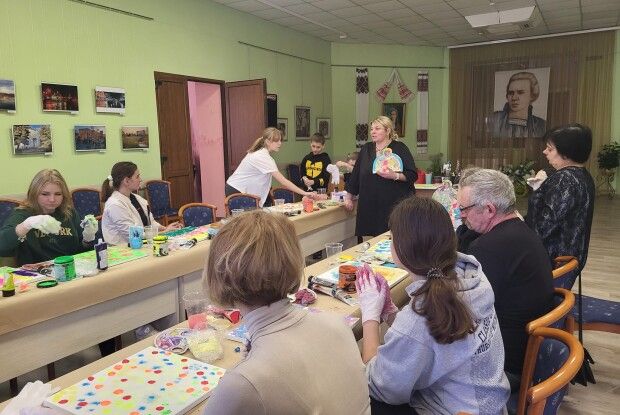 Картини, які створили рідні загиблих Героїв у Ковелі, представлять на благодійному аукціоні в США