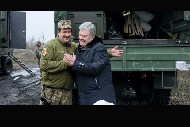 Порошенко привіз допомогу артилеристам під Бахмут (Фото, відео)