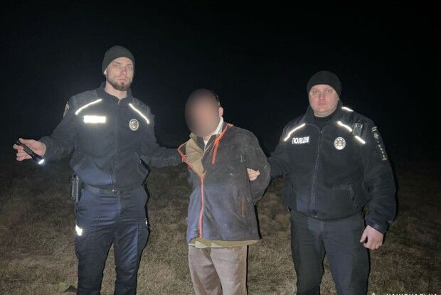 На Поліссі чолов'яга побив сусідку й кидався на батька  