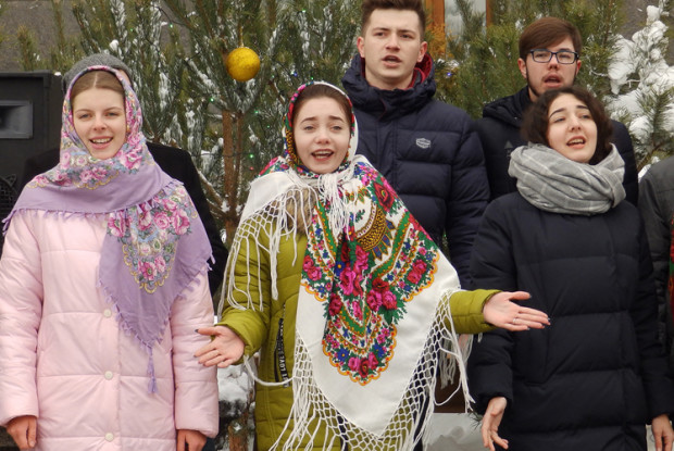 Біля головного корпусу Лесиного вишу — святкове диво (Фото, відео)