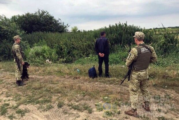 Прикордонники затримали турка та дві автівки з сумнівними документами