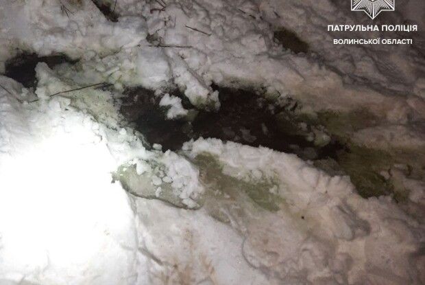 У Луцьку зловили водія, який зливав у канаву зелену рідину (Фото) 