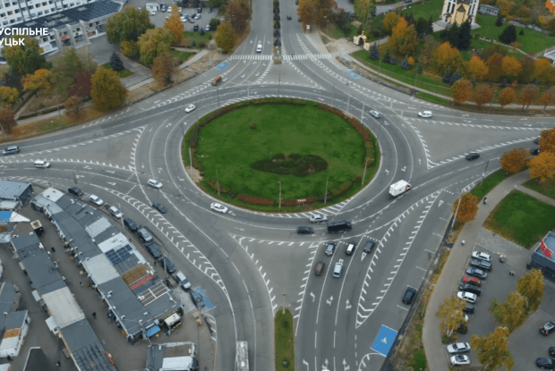У Луцьку біля Північного ринку завершують роботи з облаштування кільцевої розв’язки (Відео)