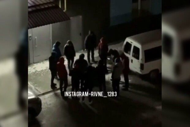 У Рівному 12 таксистів побили пасажира, який не заплатив за поїздку