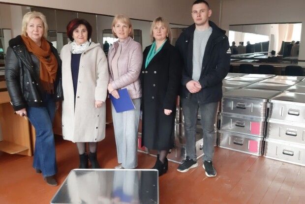 Що в ящику: понад 400 освітніх закладів Рівненщини отримали набори «Школа в коробці» 