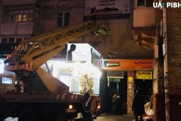 У Рівному знімають вивіски, які псують загальний вигляд міста та вулиць