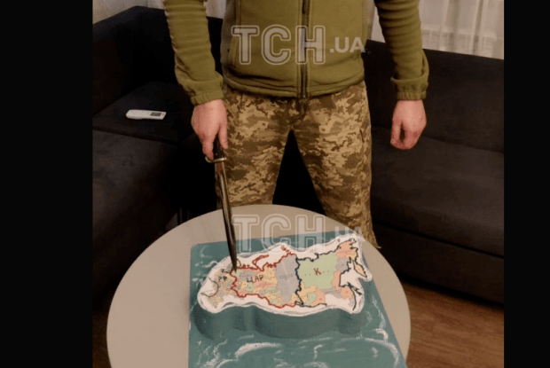 Головному розвінику України на день народження подарували торт у вигляді росії