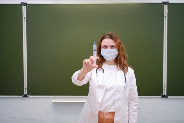 Майже 400 невакцинованих освітян на Волині відсторонили від роботи 
