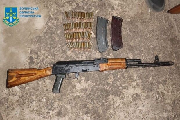 Волинянин зберігав удома автомат Калашникова з набоями