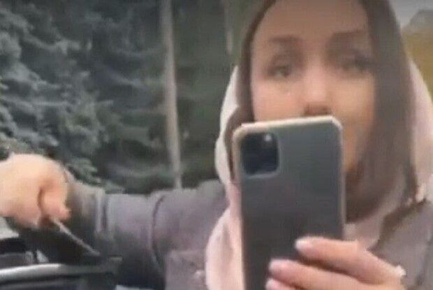 «Бєгом! Слишиш?»: водійка ледь не побила наряд поліції у Рівному (Відео моменту)