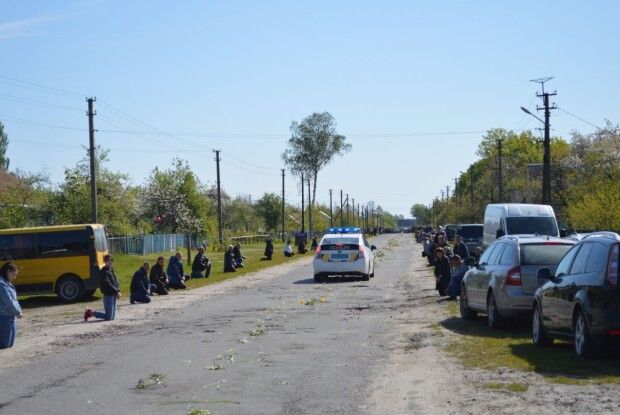 Дорогу встелили бузком: у громаді на Волині прощалися з Воїном