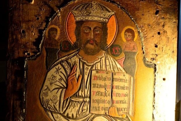 У Луцьку реставрують ікону XVII століття «Христос Вседержитель» із замальованими херувимами
