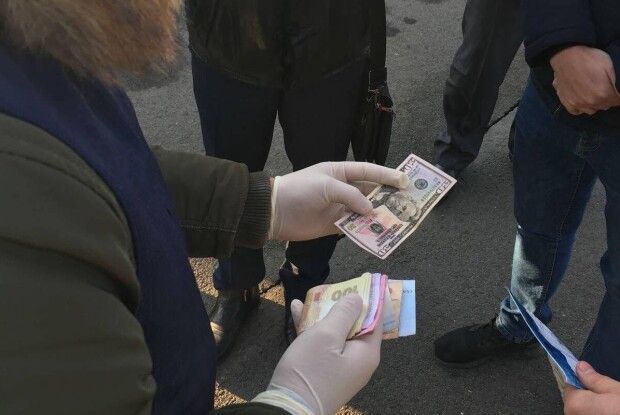 На Волині брокер одержав 200 доларів хабара