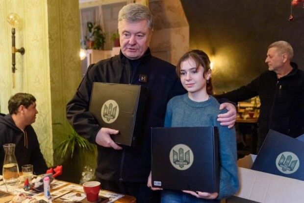 «Дрони, так дрони», – сказав Порошенко і передав 20 FPV-дронів... Мишці