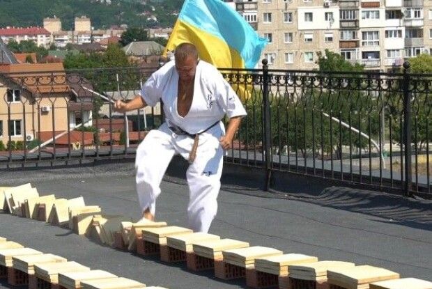 Український каратист встановив світовий рекорд із розбивання дощок ногою