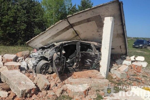 На Волині легковик розтрощив бетонну транспортну зупинку, водій загинув  (Фото)