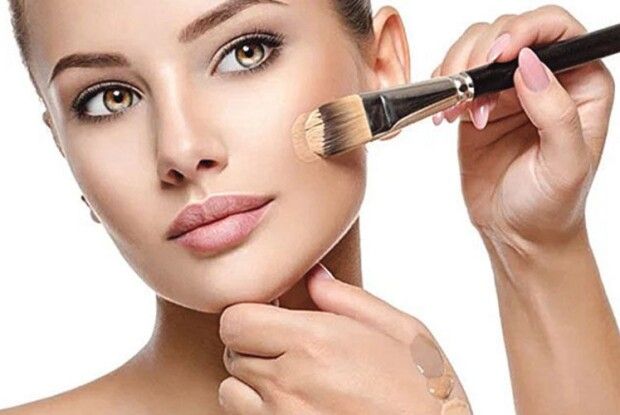 Тональний крем у негоду: користь чи шкода?