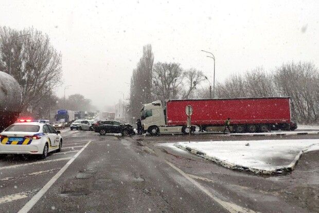 На слизькій дорозі на Рівненщині не роз’їхалися чотири машини: деталі (Фото)