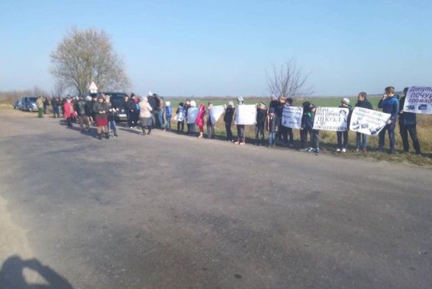 Стобихівчани разом з дітьми страйкують на трасі. Що думає про це управління освіти?