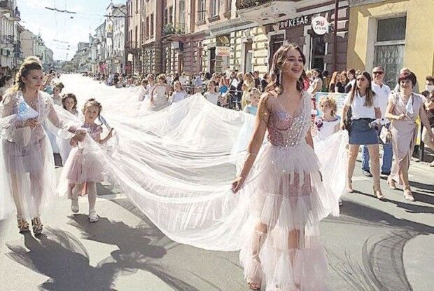 Випускниця одягла сукню довжиною… 102 м 87 см! (Відео)