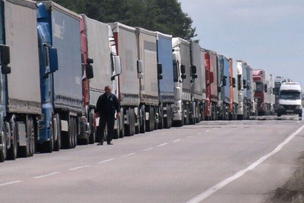 Волинська поліція цілодобово патрулює гігантську чергу фур перед Ягодином