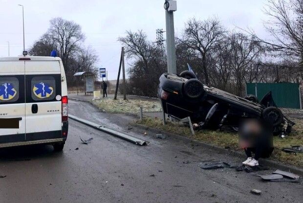 На Рівненщині перекинувся легковик, загинула жінка