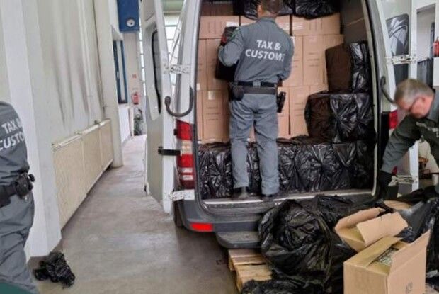 Угорські митники виявили в авто української дипломатки 141 тис. пачок сигарет