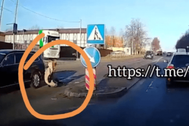 У Рівному жінка вибігла з острівця безпеки прямо під машину: момент потрапив на камеру (Відео)